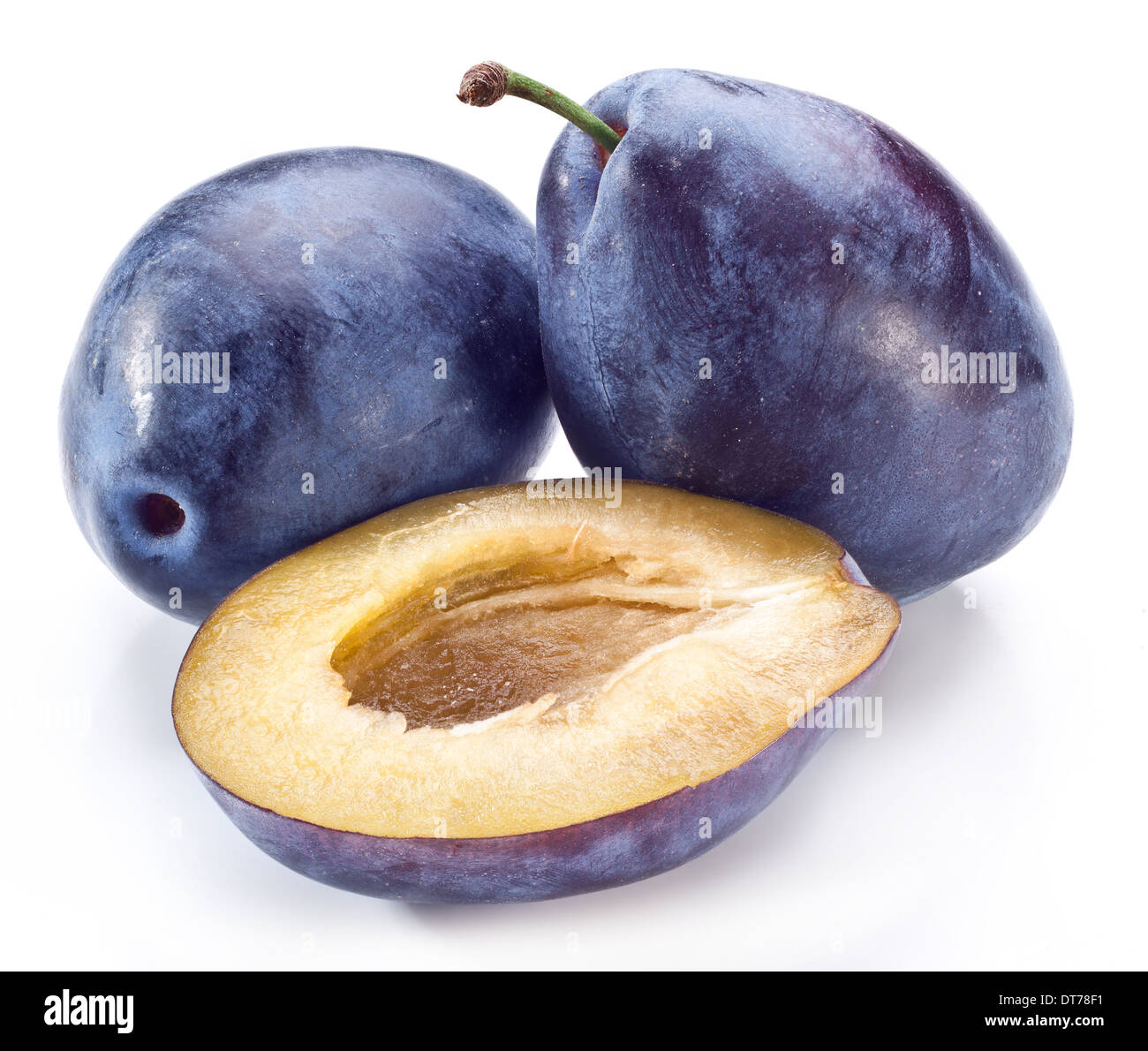 Le prugne con la metà di un isolato su uno sfondo bianco. Foto Stock