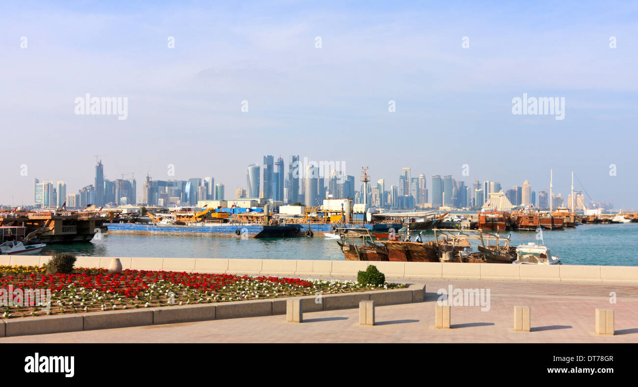 Vista su tutta la baia di Doha verso il West Bay Area diplomatica e il centro città, Doha, Qatar Foto Stock
