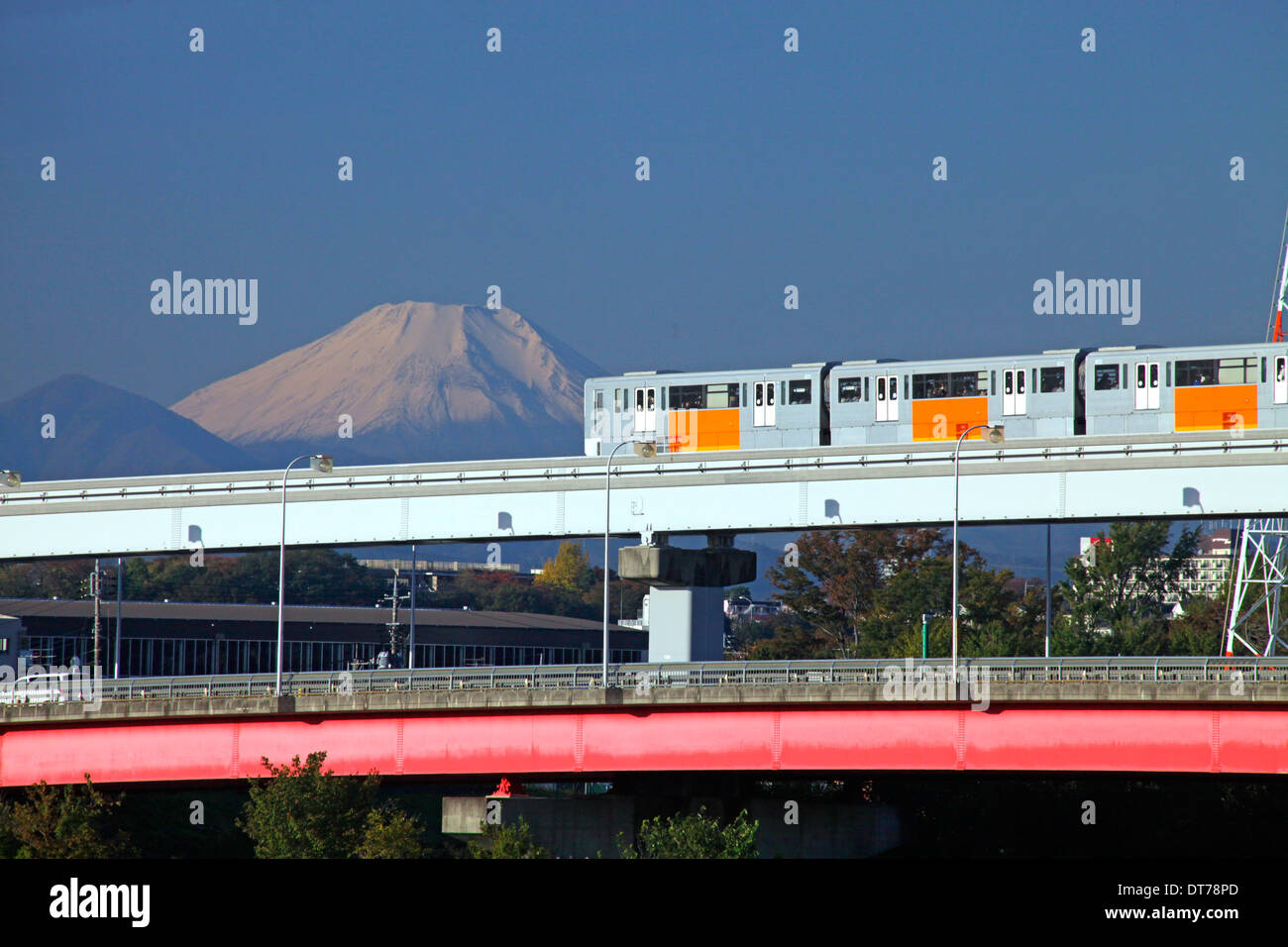 Il monte Fuji e Tama Toshi linea monorotaia sul fiume Tamagawa Tokyo Giappone Foto Stock