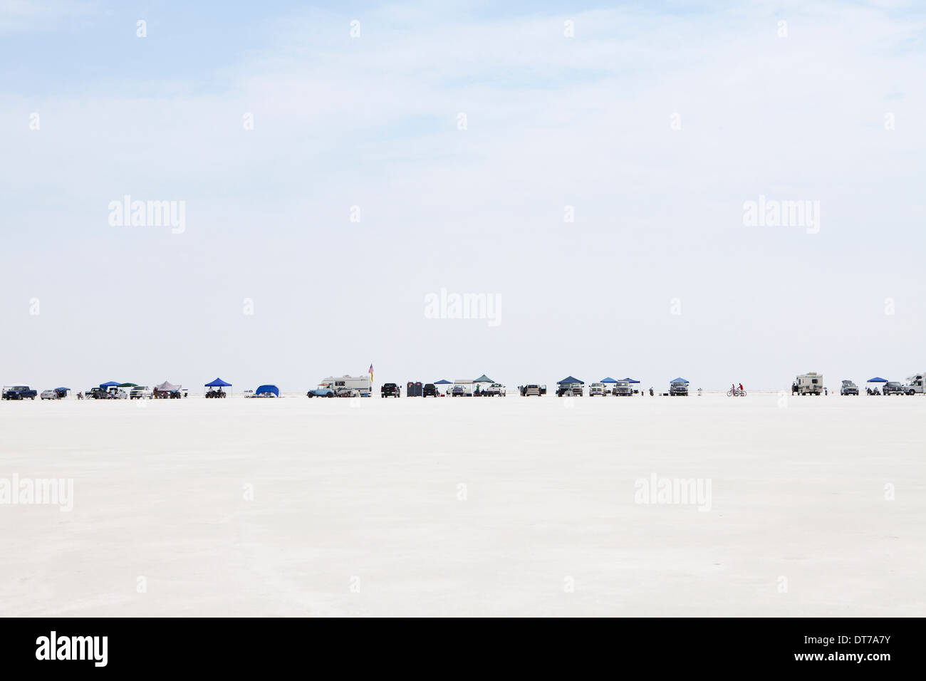Spettatori schierati su Bonneville Saline durante la Settimana della Velocità Bonneville Salt Flats in Utah USA Foto Stock