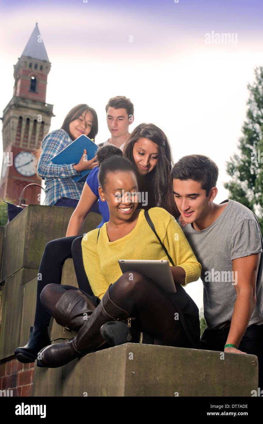 Studenti presso l Università di Birmingham, con Joseph Chamberlain Memorial Clock Tower Regno Unito Foto Stock