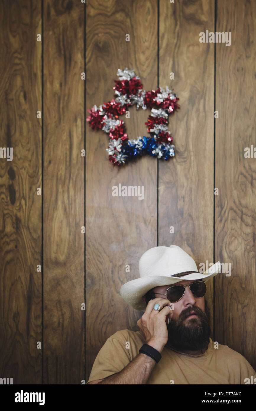 Uomo con barba lunga e cappello da cowboy parlando al cellulare Grelach Pershing County Nevada USA USA Foto Stock