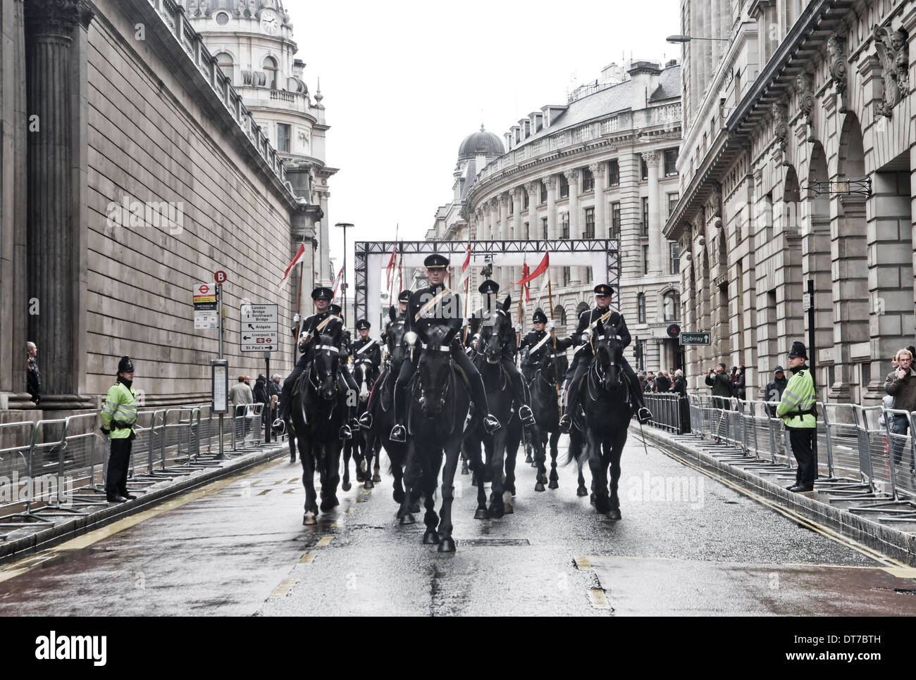 Documentare i segnali 68 Squadron cavalcando attraverso le strade di Londra per il 2010 Lord Mayor della manifestazione. Foto Stock