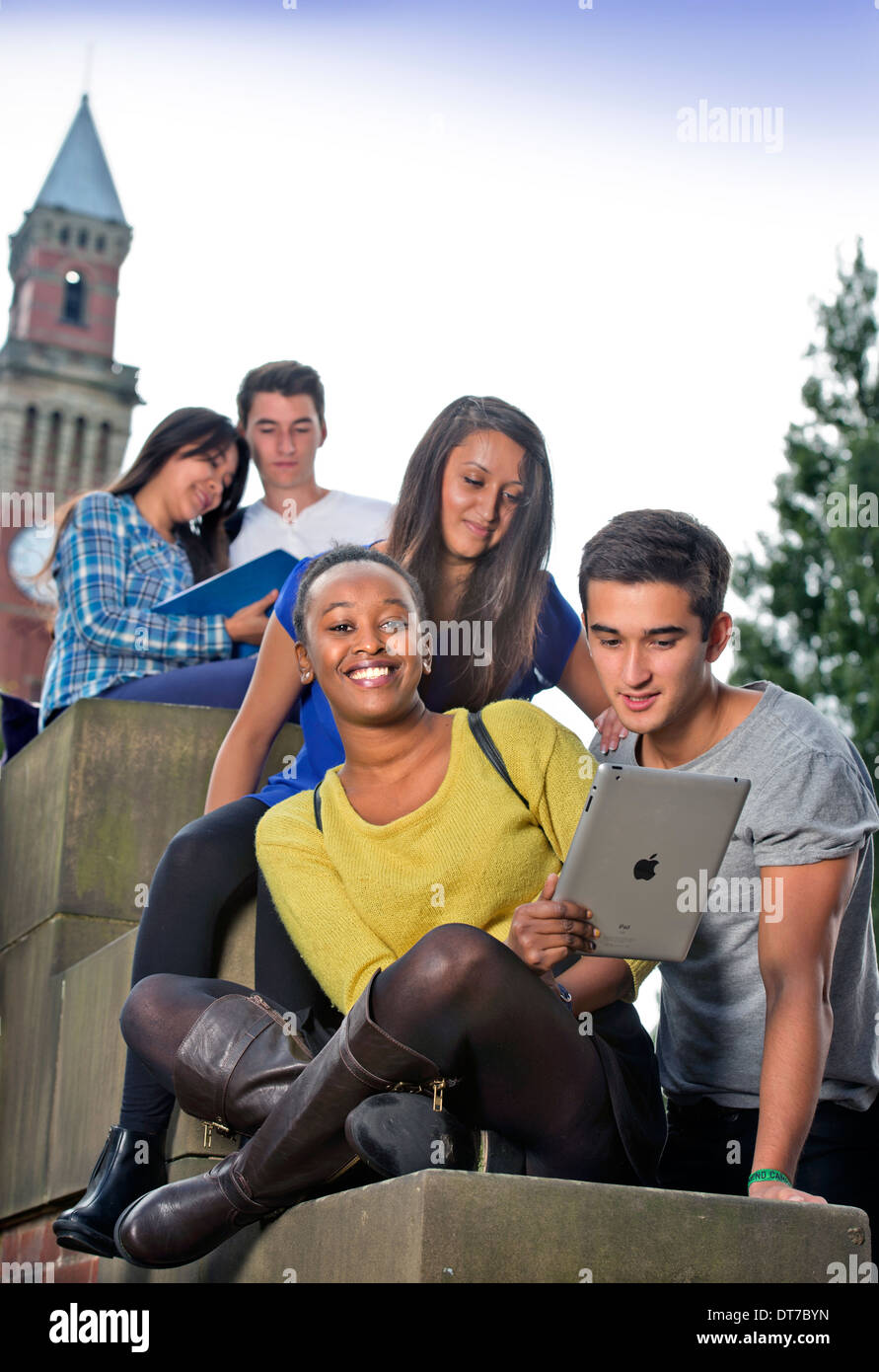 Studenti presso l Università di Birmingham, con Joseph Chamberlain Memorial Clock Tower Regno Unito Foto Stock