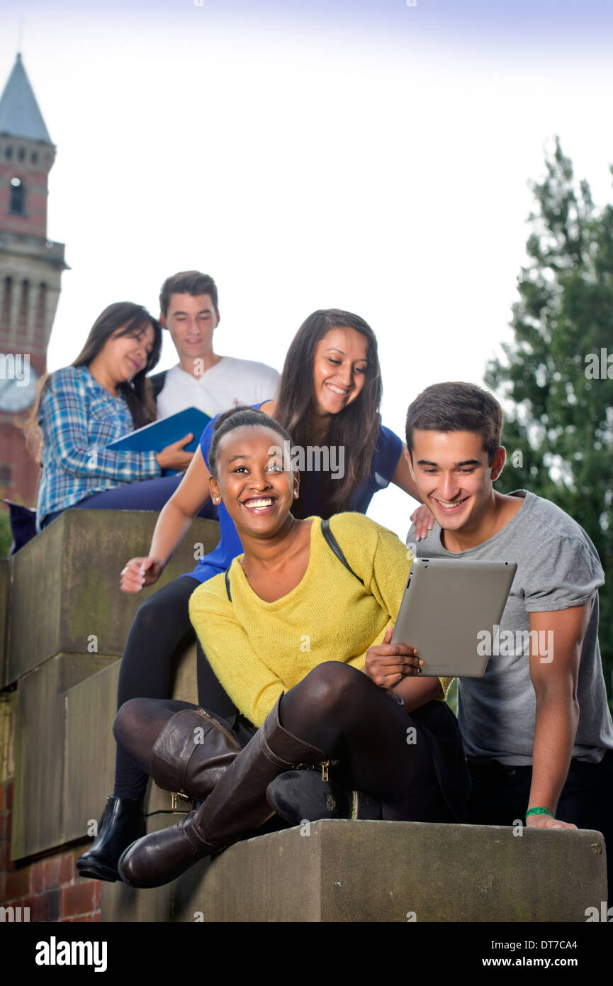 Studenti presso l Università di Birmingham, con Joseph Chamberlain Memorial Clock Tower Regno Unito Foto Stock