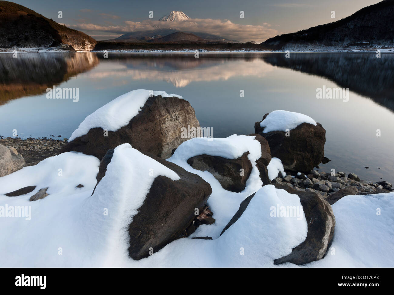 Mt Fuji e Lago Kawaguchi Giappone Lago Kawaguchi Monte Fuji Giappone Foto Stock