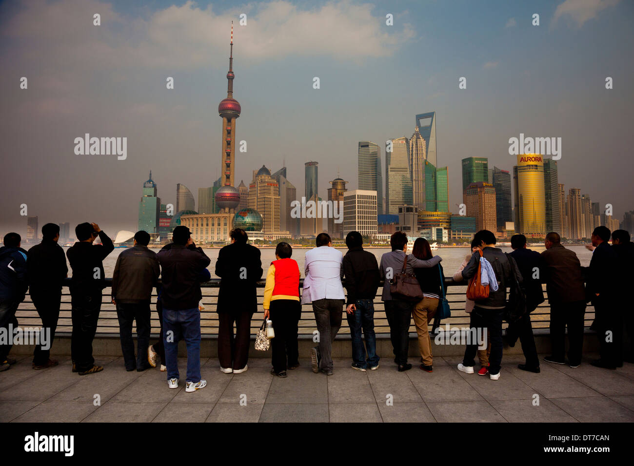 La gente lo skyline di Pudong Oriental Pearl Tower il World Financial Center di Shanghai Torre Jin Mao visto da sopra il fiume Huangpu Foto Stock