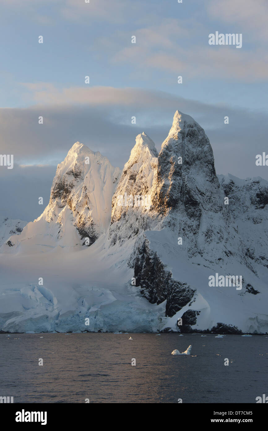 Sunrise sulla cima di una montagna all'ingresso nord della Lemaire Channel lungo la Penisola Antartica Foto Stock