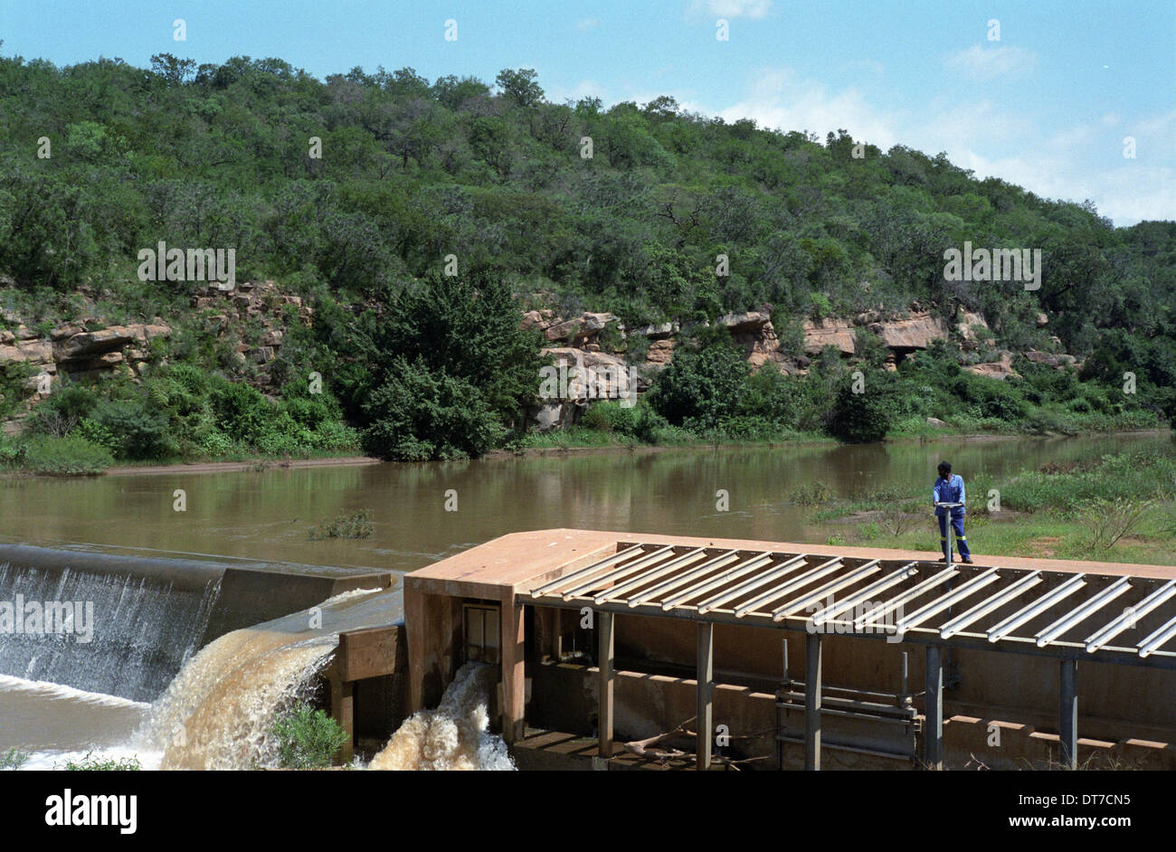 Wier raccogliere acqua per un approvvigionamento idrico nelle zone rurali in progetto ulundi kwazulu-natal sud africa. Sviluppo, strade, istruzione, acqua, Foto Stock