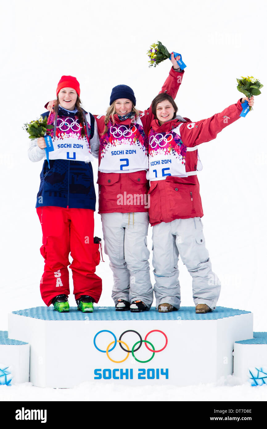 Sochi, Russia. Xi Febbraio 2014. Fiore podio cerimonia (l-R) Silver: Devin LOGAN (USA), Oro: Dara HOWELL (CAN), bronzo: Kim LAMARRE (CAN) -durante la donna Slopestyle sci Freestyle Finale al Rosa Khutor Extreme Park, cluster di montagna - XXII Giochi Olimpici Invernali Credit: Azione Plus immagini di sport/Alamy Live News Foto Stock