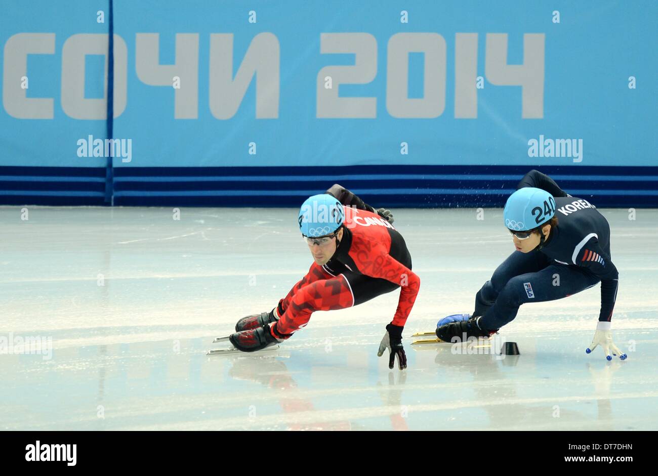 Sochi, Russia. 10 Febbraio 2014.Michael Gilday (CAN) conduce da han-bin Lee (KOR). Short track pattinaggio - pattinaggio Iceberg Palace - Olympic Park - Sochi - Russia - 10/02/2014 Credit: Sport In immagini/Alamy Live News Foto Stock