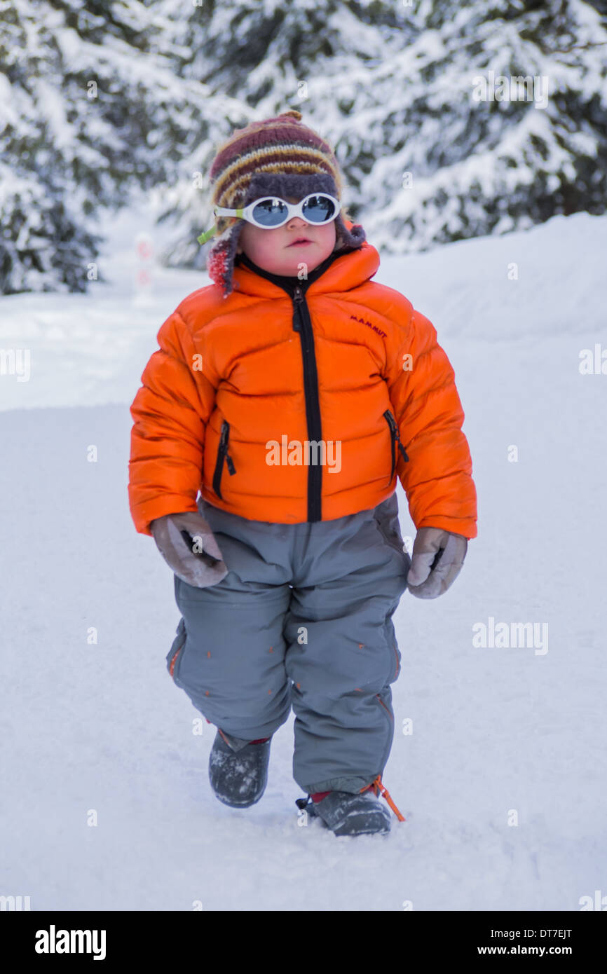 Bambino sotto la neve. Foto Stock