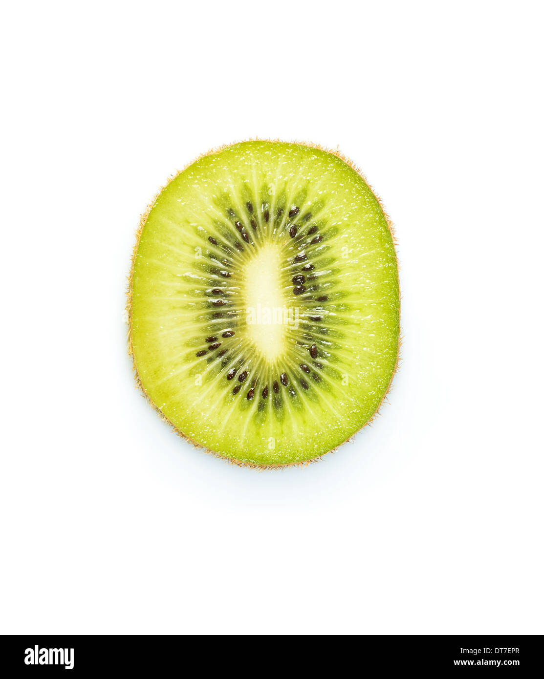 Fetta di kiwi maturi isolati su sfondo bianco Foto Stock