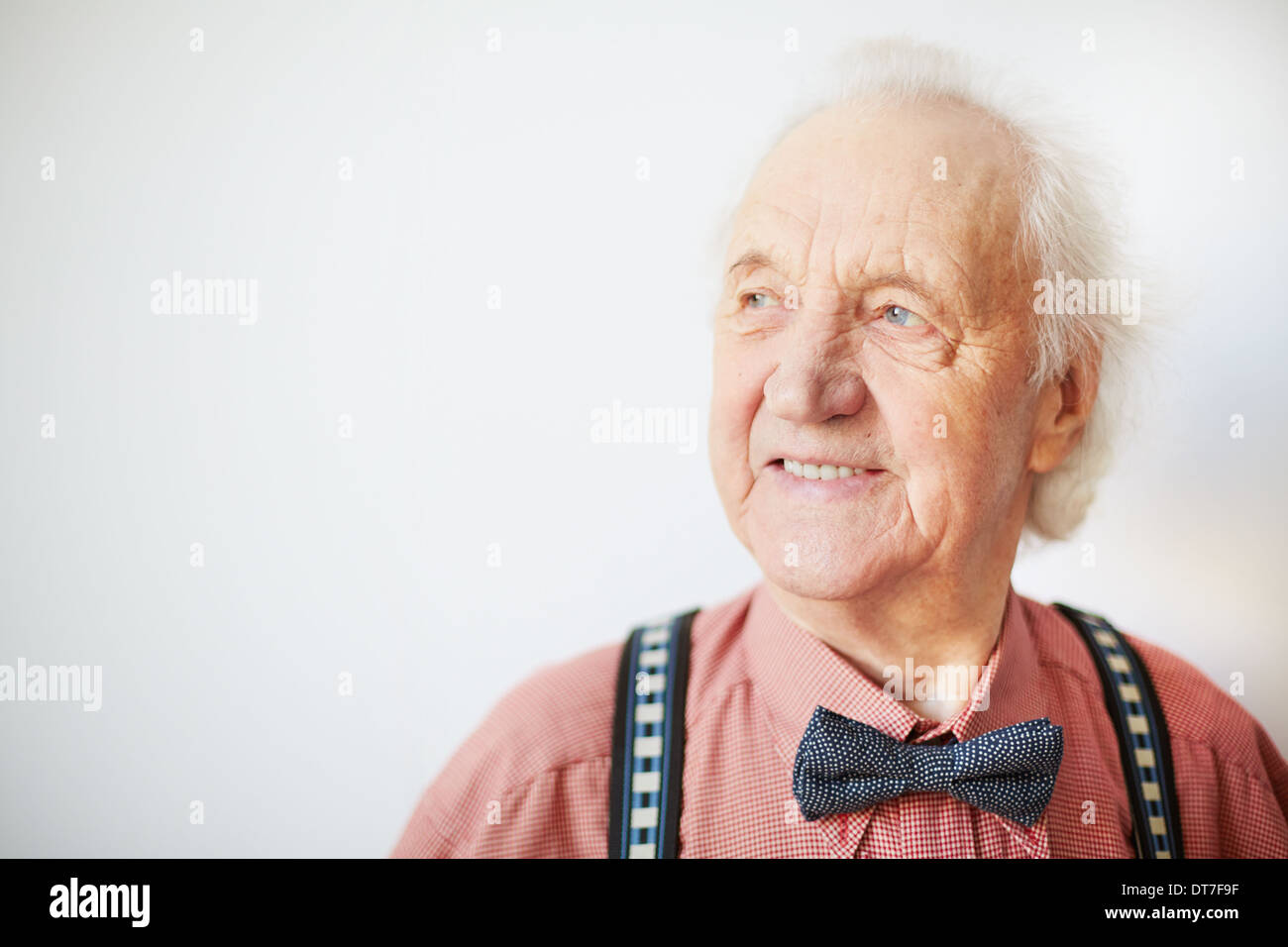 Ritratto di un felice senior ben vestito uomo in isolamento Foto Stock
