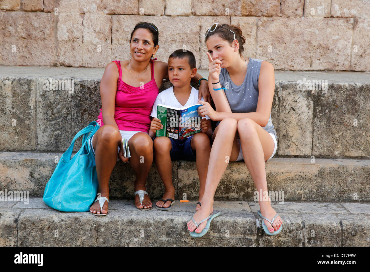 I turisti al di fuori della Mezquita di Cordova, Andalusia Foto Stock