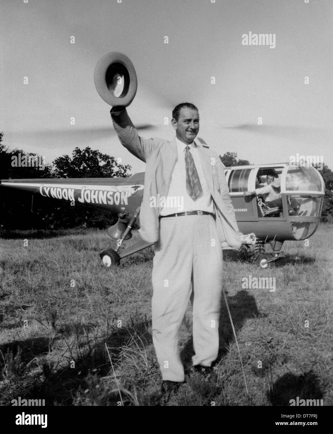 Lyndon B. Johnson onde il suo cappello dopo essere arrivati in elicottero durante la campagna per il Texas sede del Senato Luglio 8, 1948 in Texas. Foto Stock