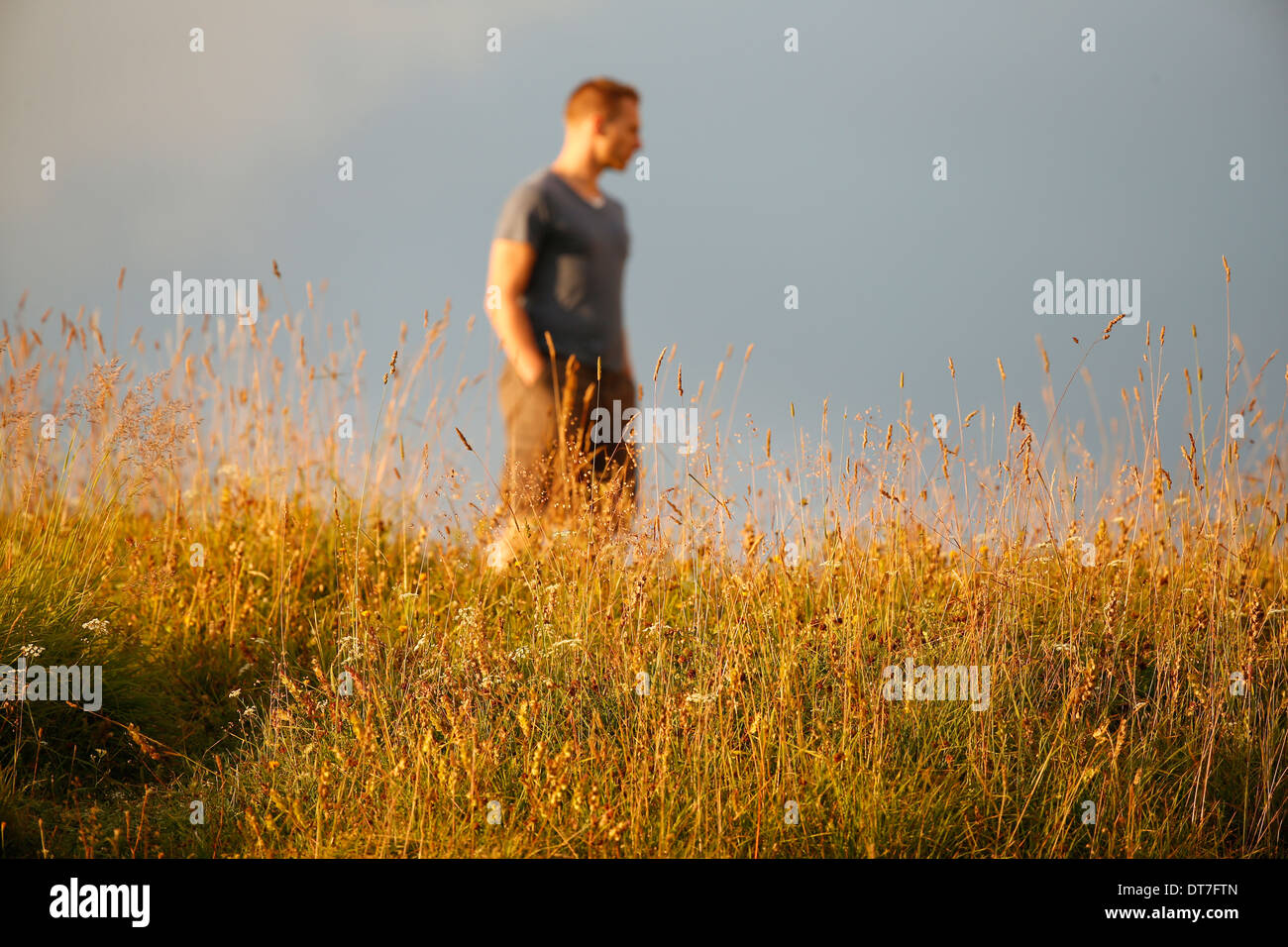 Uomo che cammina da solo. Foto Stock