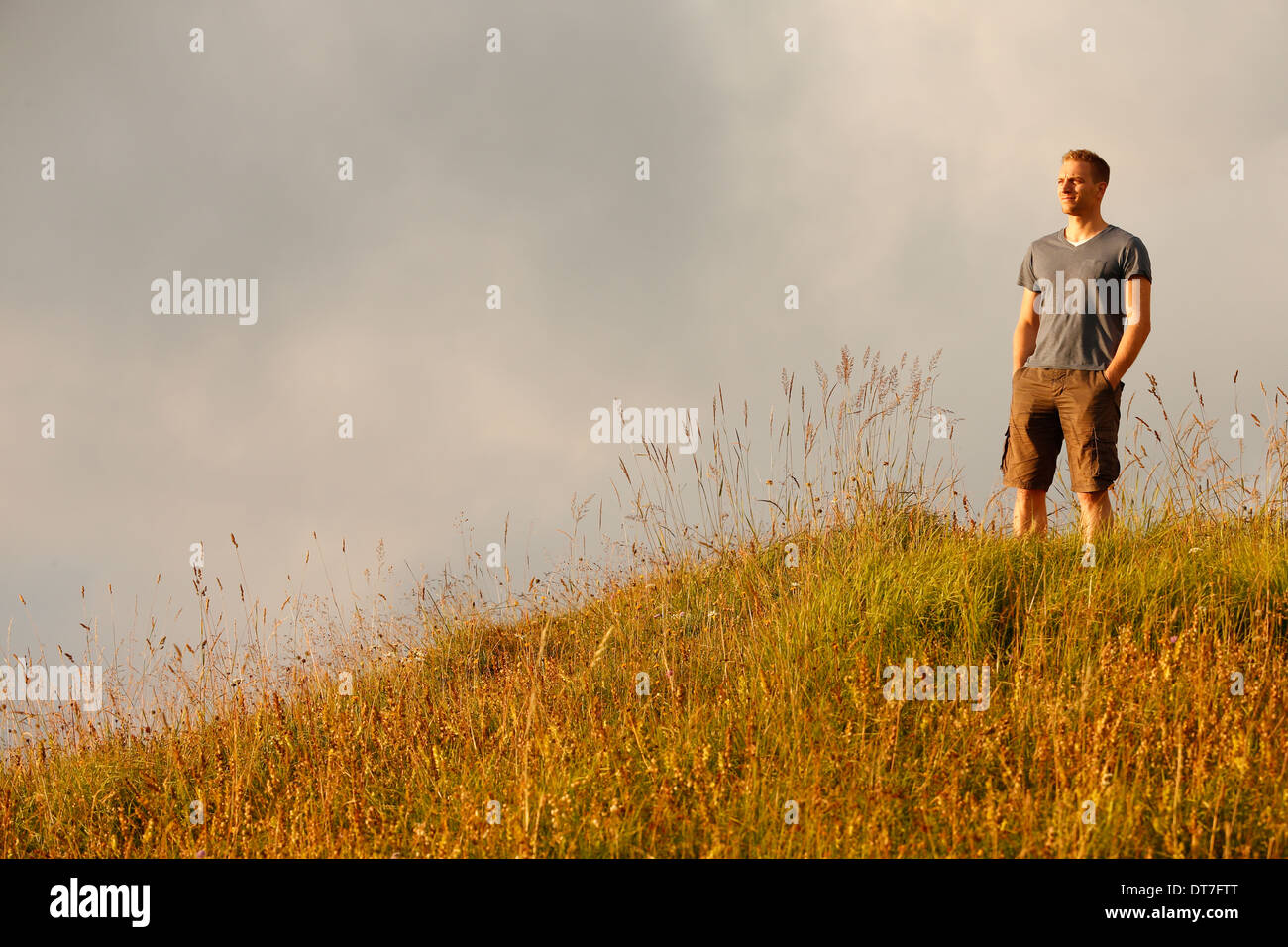 Uomo che cammina da solo. Foto Stock
