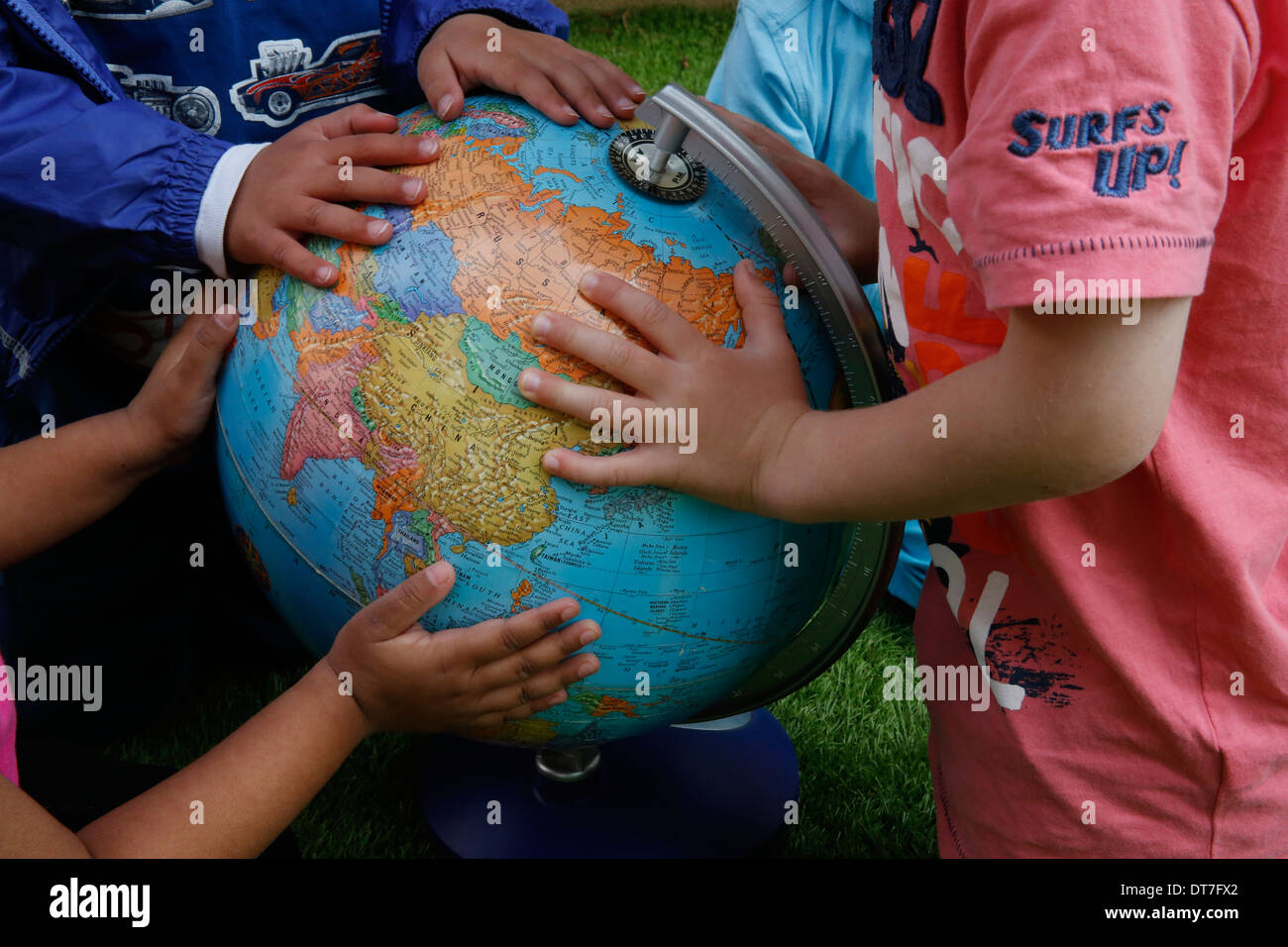 Bambini che toccano un globo immagini e fotografie stock ad alta  risoluzione - Alamy