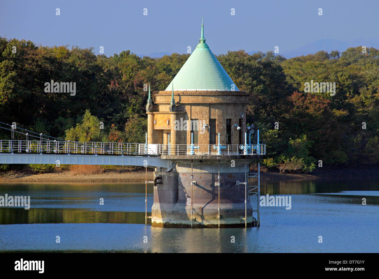 Acqua torre di aspirazione sul serbatoio di Yamaguchi Lago Sayama Giappone Foto Stock