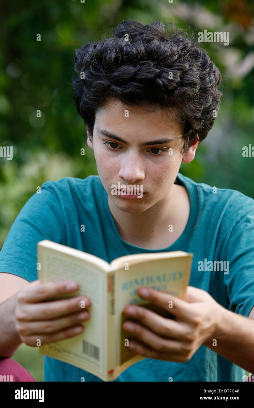 Studente la lettura di un libro di poesie Foto Stock