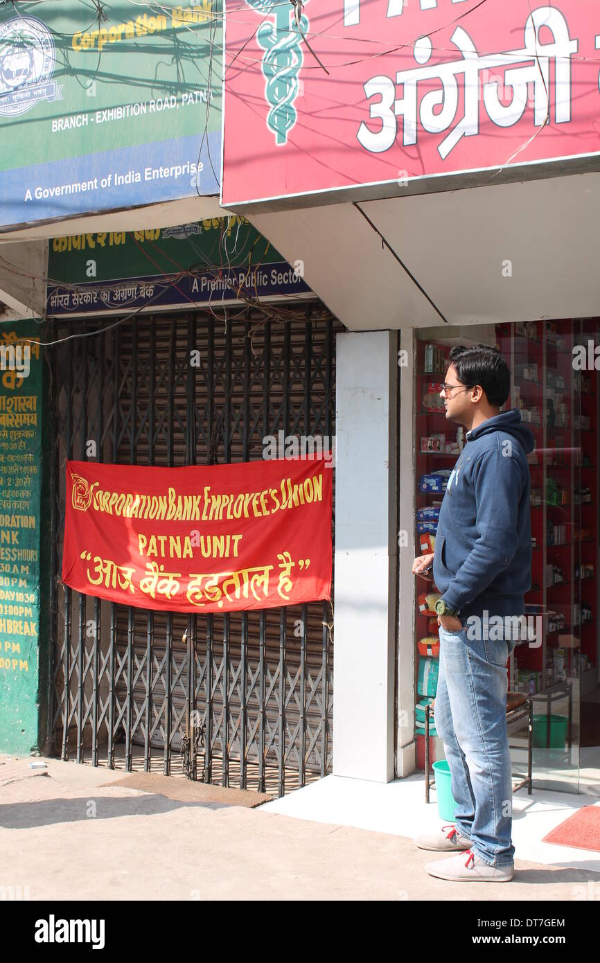 Fraser Road, Patna, Bihar, in India, 11 febbraio 2014. Servizio di banche nazionalizzate nonché banche nel settore privato in Bihar è venuto ad una macinazione di fermare il martedì per consecutivo secondo giorno dopo aver nazionalizzato i dipendenti di banca è andato su per una due giorni di sciopero per premere per le loro esigenze di sollevamento comprese nel loro stipendi, inizio gli accordi salariali e la demolizione di proposte di riforme nel settore bancario. Credito: Rupa Ghosh/Alamy Live News. Foto Stock