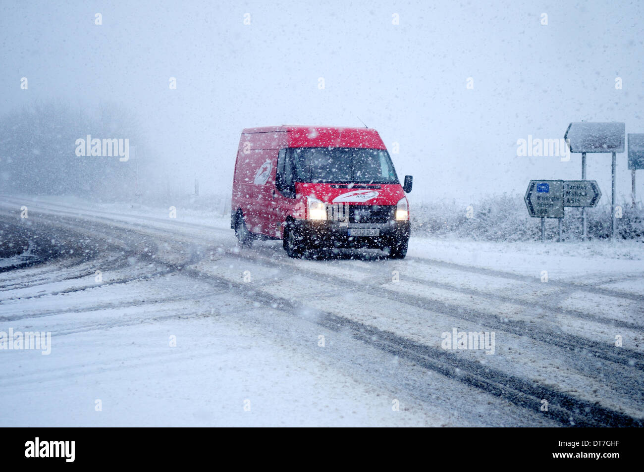 Il Peak District, Derbyshire, Regno Unito. Xi Febbraio, 2014. Le tempeste di neve e pioggia lambisce il Peak District. Rendendo le condizioni di guida pericolose. Più pesante è la neve previsioni per più tardi questa sera. Credito: Ian Francesco/Alamy Live News Foto Stock