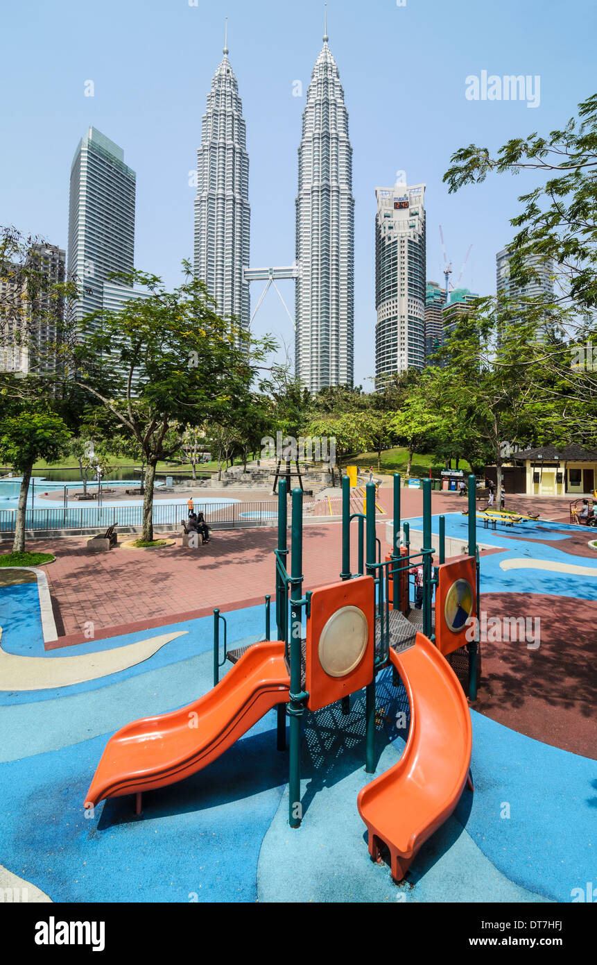 KLCC parco giochi dietro le Torri Petronas, Kuala Lumpur, Malesia Foto Stock
