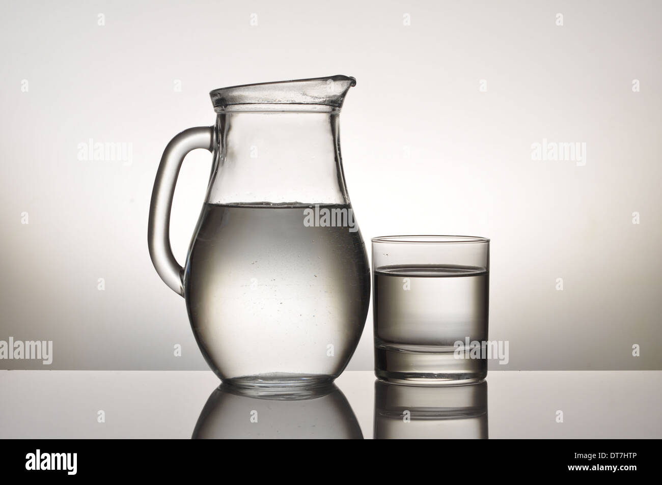 Bicchiere di acqua e la brocca Foto Stock