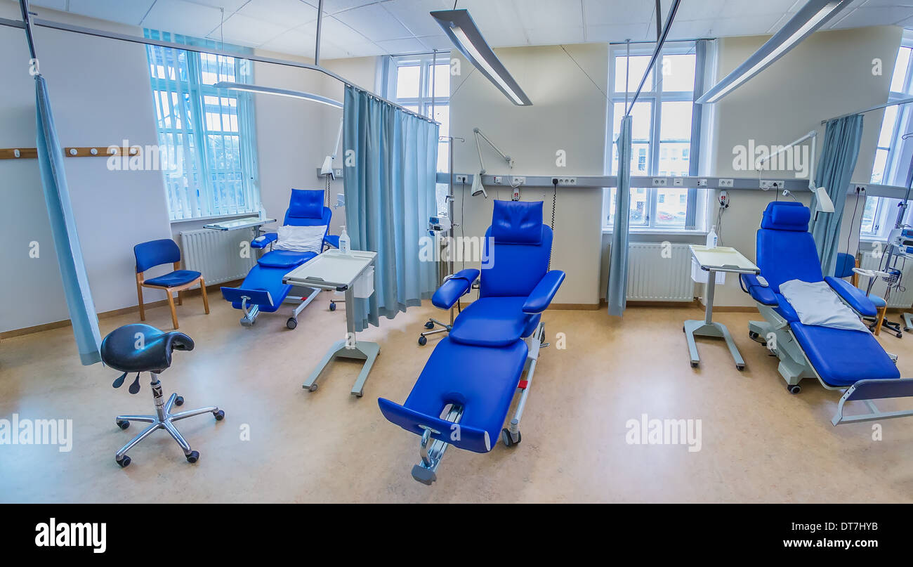 Sedie vuote in una stanza di ospedale utilizzati per i trattamenti di chemioterapia. Landspitalinn ospedale di Reykjavik, Islanda Foto Stock