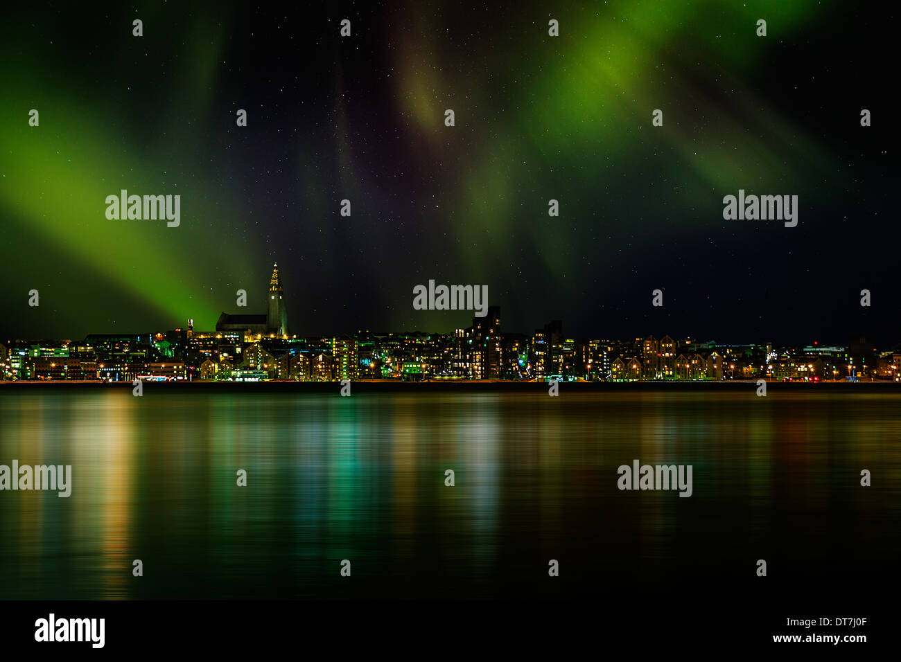 Aurora Boreale o luci del nord al di sopra dello Skyline di Reykjavik, Reykjavik, Islanda Foto Stock