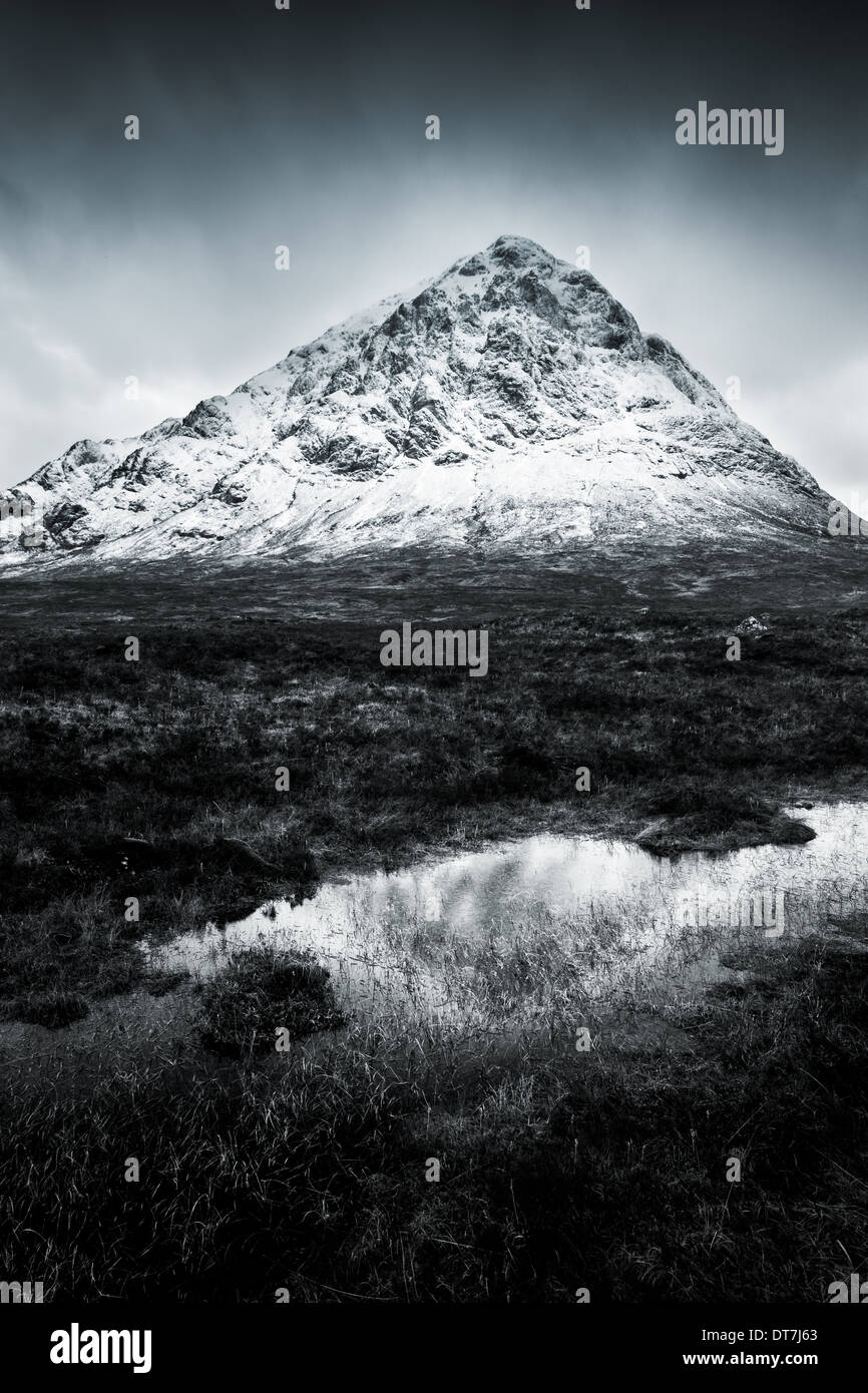 Picco di Stob Dearg riflessa in un 'Boggy Buachaille Etive Mor, Glencoe, altopiani, Scozia. Regno Unito Foto Stock