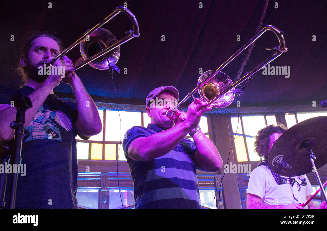 Grandi ustioni cena 2014, Dumfries, Hackney Colliery Band che suona il trombone all'interno della Spiegeltent Foto Stock