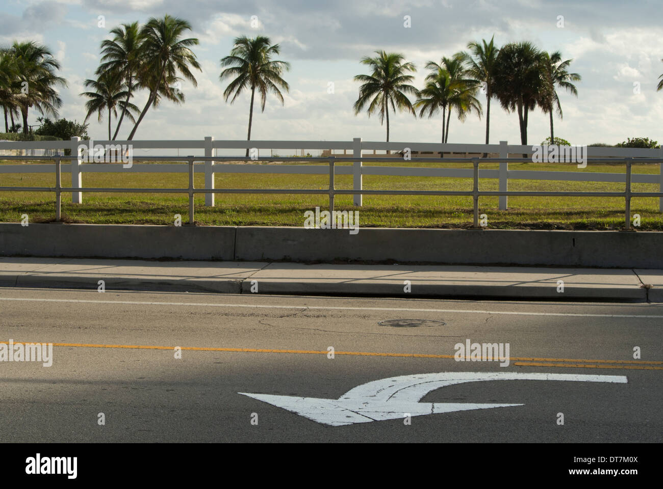 Curvatura segno di freccia su strada. Foto Stock