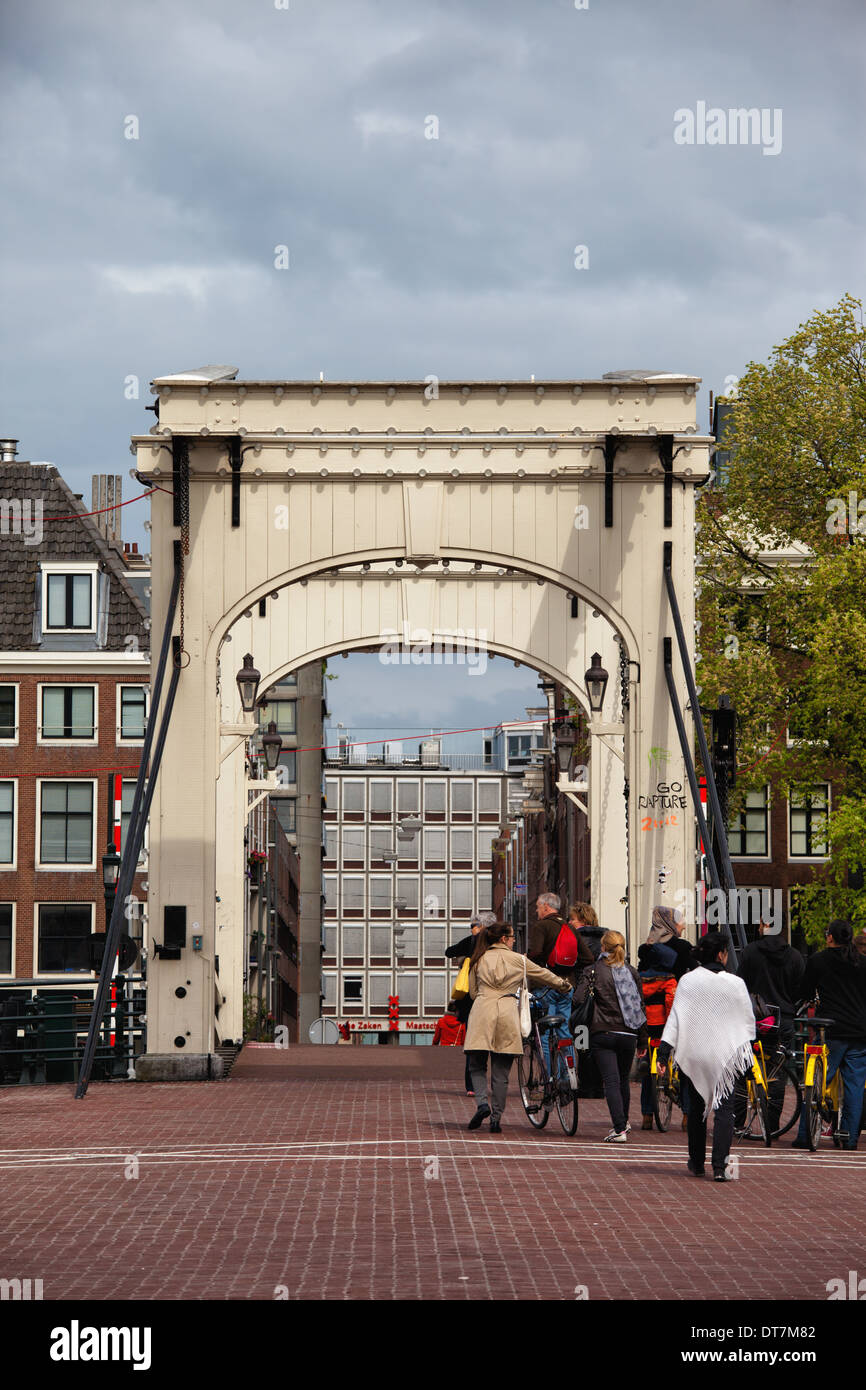 Persone su Skinny Bridge (Olandese: Magere Brug) sul fiume Amstel di Amsterdam, Olanda, Paesi Bassi Foto Stock