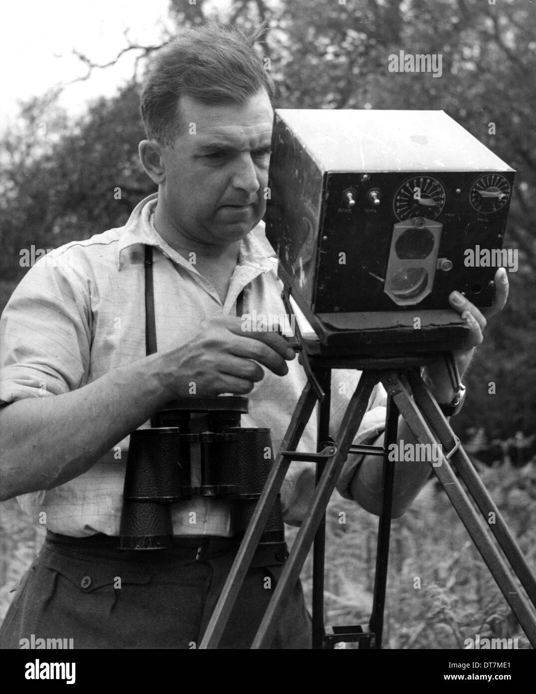 Eric Hosking impostazione di un sistema automatico di viaggio per uso ad alta velocità con flash per fotografare gli uccelli in volo -1948 Foto Stock