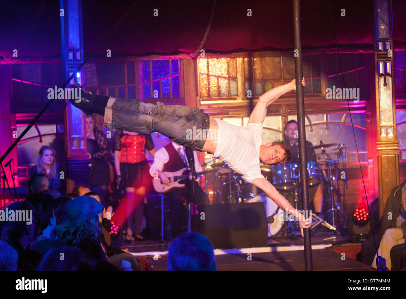 Grandi ustioni cena 2014, Dumfries, Le Haggis, Edd Muir Cabaret pole dancing. La parte superiore del corpo equilibrio resistenza acrobat forte Foto Stock