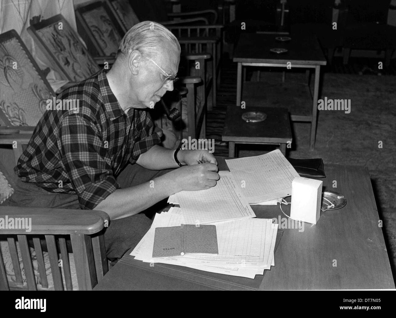 Guy Mountfort - Azraq Jorden Aprile 1965 La Scrittura di rapporti di uccelli Foto Stock