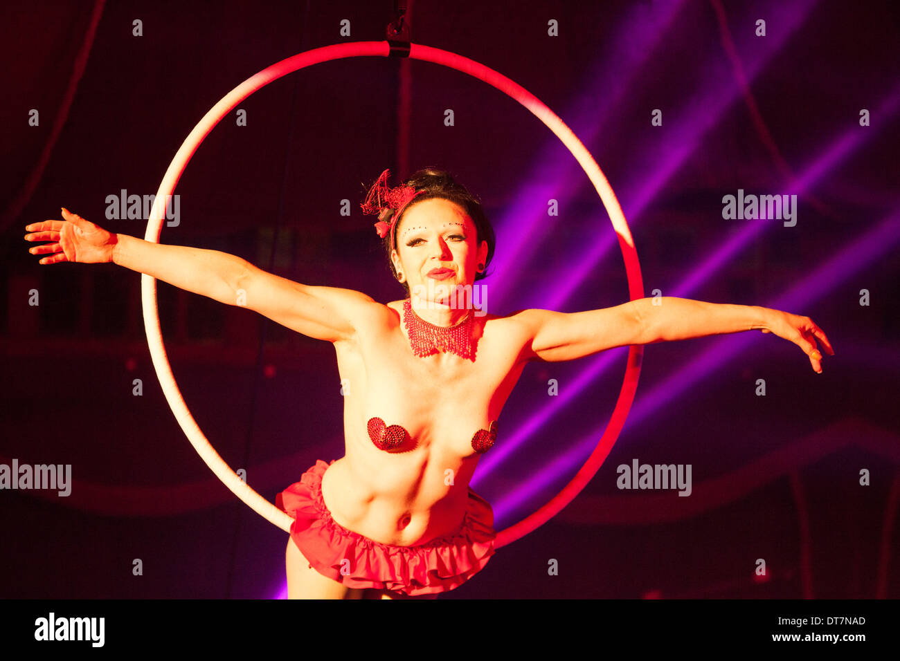 Grandi ustioni cena 2014. Le Haggis 90 minuto brucia burlesque cena nel 1920s Spiegeltent, acrobat finemente equilibrio su hoop Foto Stock