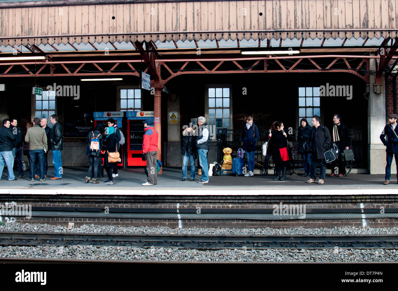 Passeggeri a Leamington Spa stazione ferroviaria, Warwickshire, Inghilterra, Regno Unito Foto Stock