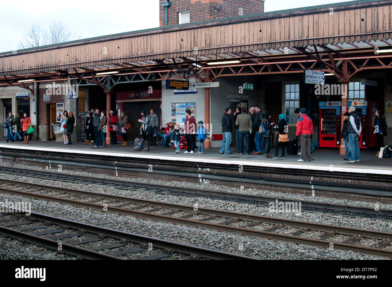 Passeggeri a Leamington Spa stazione ferroviaria, Warwickshire, Inghilterra, Regno Unito Foto Stock