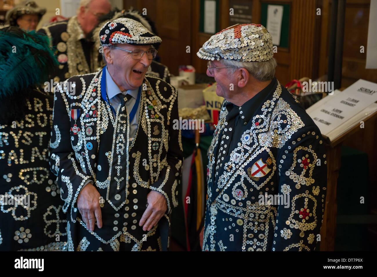 Re di perla in chat prima della Londra perlacea re e regine Second Harvest Festival, la chiesa di St Paul, Covent Garden di Londra, Inghilterra Foto Stock