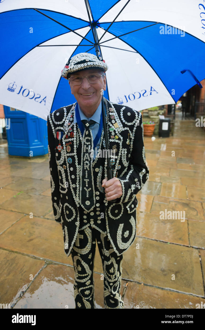 Re di perla con un ombrello che arrivano per la London perlacea re e regine Second Harvest Festival, la chiesa di St Paul, Covent Garden di Londra, Inghilterra Foto Stock