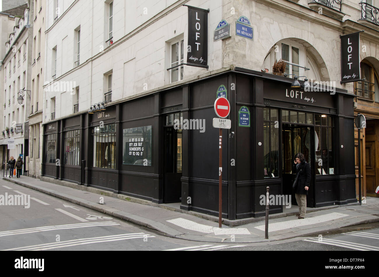 Loft shop abbigliamento uomo e donna negozio interno con magliette su display, Paris, Francia. Foto Stock