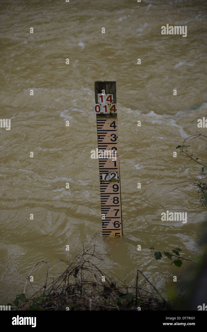 Alluvione marcatore di profondità, fiume Cherwell vicino Rousham House, Oxfordshire Foto Stock