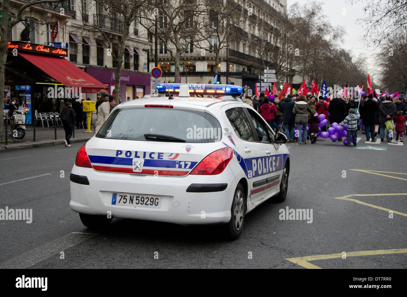 La polizia francese auto presso la manifestazione a Parigi contro la chiusura del reparto di maternità des Lilas (Periferia di Parigi). La Francia. Foto Stock