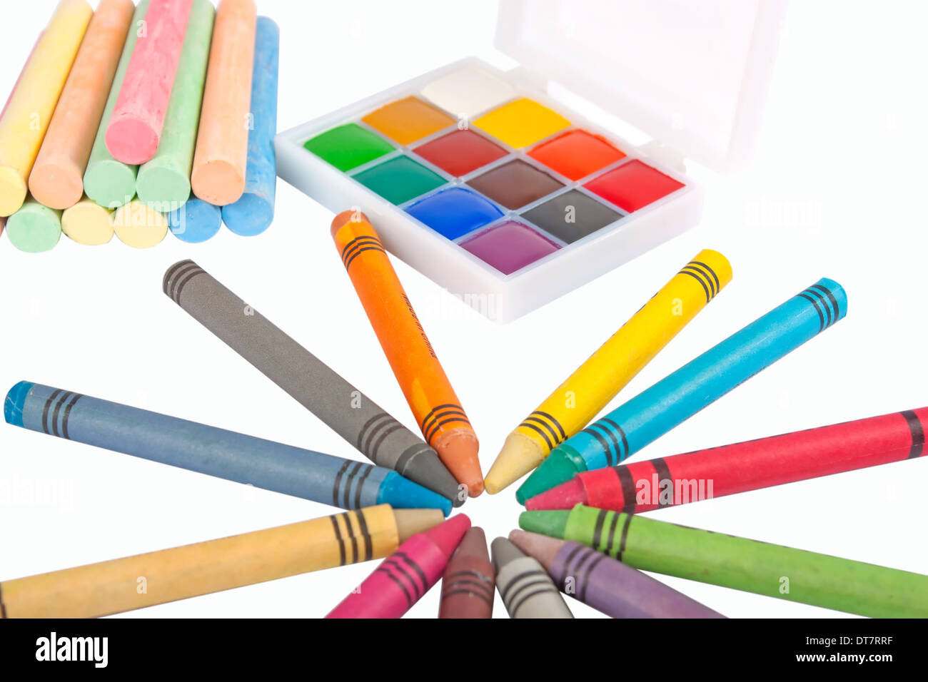 Colorate Matite in cera, gesso e un acquerello isolate su un su sfondo bianco con tracciato di ritaglio Foto Stock