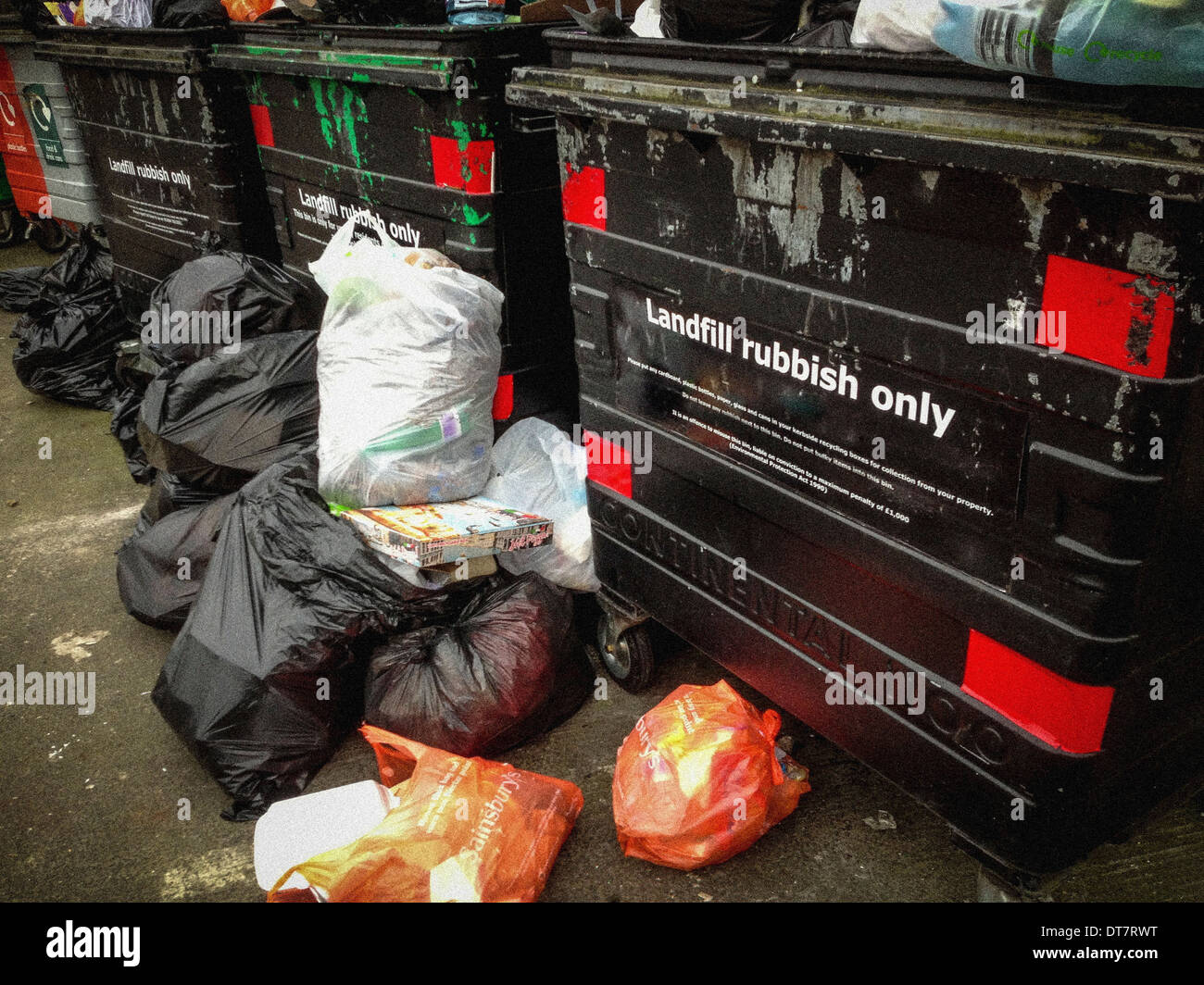 Ruote grandi scomparti per le discariche con traboccante di sacchetti di plastica Foto Stock