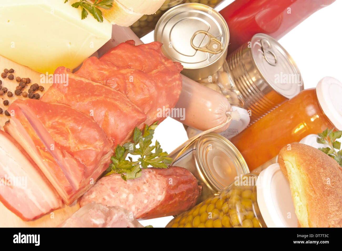 Salame, pancetta, aspic, prezzemolo, formaggio, piselli, pate, conserve, ketchup isolato su sfondo bianco con tracciato di ritaglio Foto Stock
