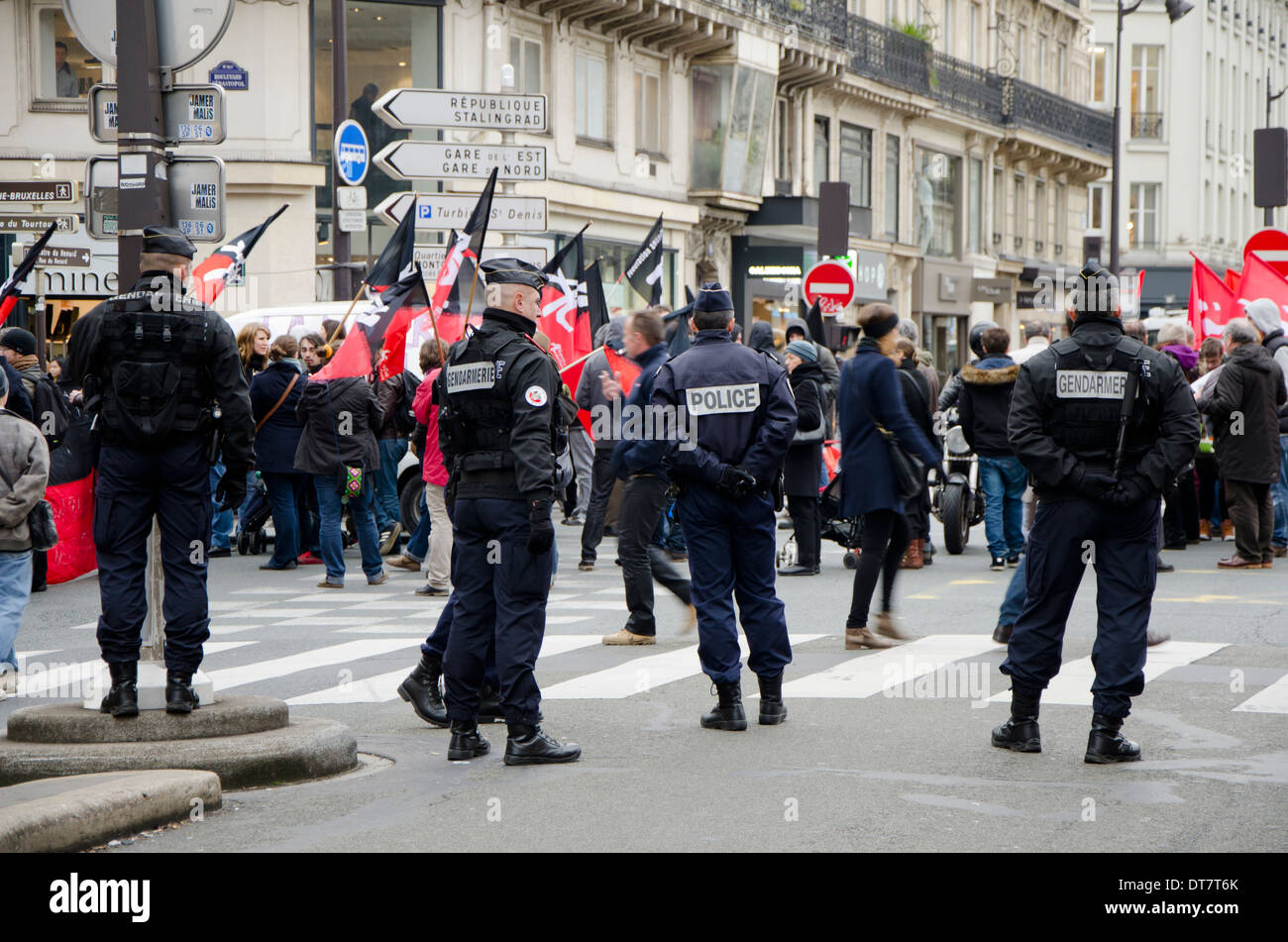 Polizia francese nella manifestazione a Parigi contro la chiusura del reparto di maternità des Lilas (Periferia di Parigi). La Francia. Foto Stock